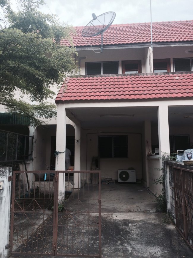ขาย ขายบ้านทาวน์เฮ้าส์-ซอยโรงเรียนอนุบาลเมืองใหม่(ชลบุรี)